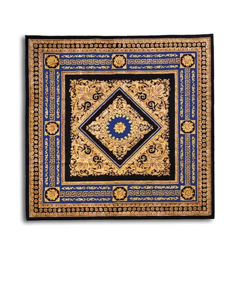 versace logo auf teppich oder läufer